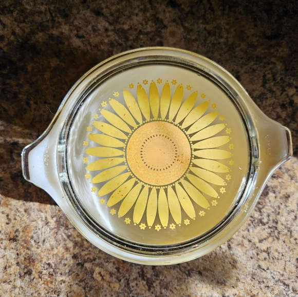Pyrex Sunflower Casserole Dish - Picture 3 of 7